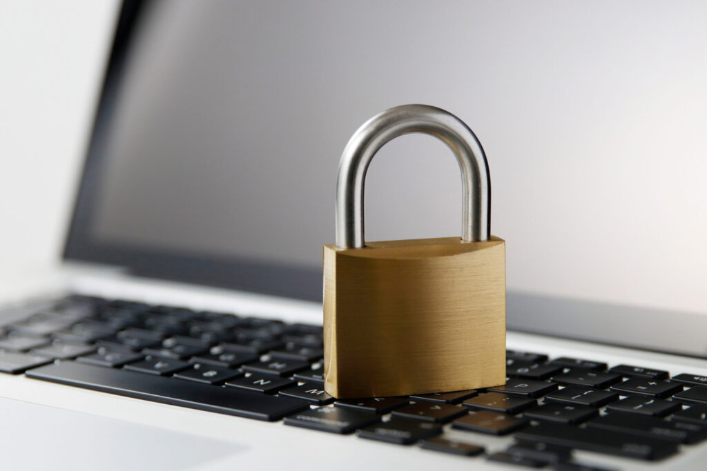 FAXの一斉送信で誤送信は起きる？情報漏洩を防ぐ「宛先自動管理システム」の仕組み